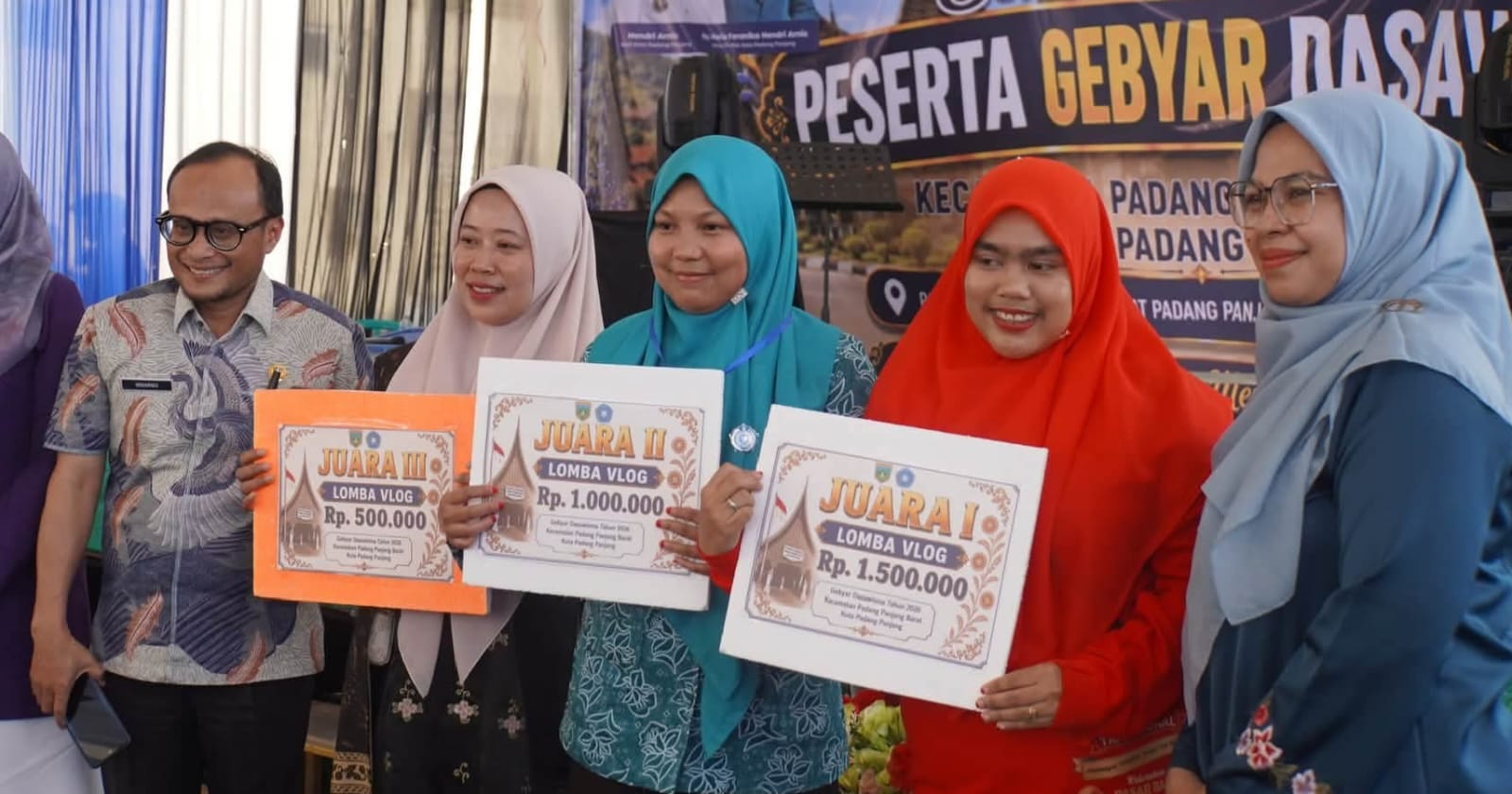 Kadinsos PPPA, Winarno Dahlan, poto bareng pemenang lomba Gebyar Dasawisma.